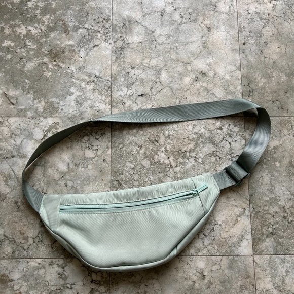 SHIPS FREE! Everlane Renew Transit Fanny Pack in Sold Out Light Blue - Picture 6 of 6